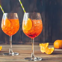 Dwa orzeźwiające Aperole z pomarańczą i lodem, idealne na letnie popołudnie. Zastanawiasz się, jakie prosecco do Aperola? Wypróbuj to!