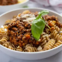 Pyszny makaron z sosem bolognese z soczewicy. Idealne przepisy na obiad.