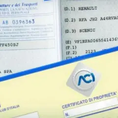 Documenti auto e logo ACI. Informazioni utili per calcolare il costo passaggio di proprietà auto.