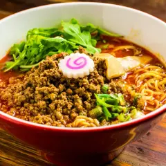 Una ciotola di ramen fumante, con carne macinata, verdure e un narutomaki rosa. Potrebbe essere il miglior ramen di NYC.