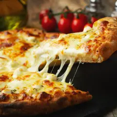 Gorąca, ciągnąca się pizza z serem, która mówi: "jaka pizza jesteś? Jestem idealna!".