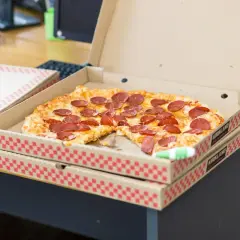 Dwie pizze pepperoni w pudełkach, idealne na promocję 2 pizze w cenie 1.