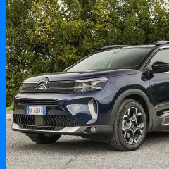 Citroën C5 Aircross blu, con un punto interrogativo stilizzato e la scritta "Perché comprarla". Valutiamo i suoi difetti.