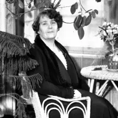 Zofia Nałkowska siedzi w fotelu, otoczona roślinnością. Jej powieści, jak "Granica", to klucz do zrozumienia epoki.