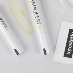 Dwa opakowania serum z retinolem i kwasem hydroksylowym, obok smugi kremu i karty z napisem "topestetic".
