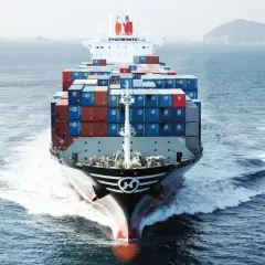 Kontenerowiec Hanjin Shipping płynący po morzu, z widocznym logo firmy na dziobie.