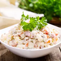 Sałatka jarzynowa: 150-250 kcal/100g? Jak obniżyć kalorie!
