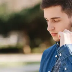 Dlaczego działa tylko jedna słuchawka bezprzewodowa JBL? Oto przyczyny i rozwiązania