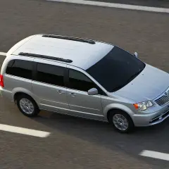 Srebrny Lancia Voyager jedzie po autostradzie.