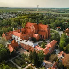 Gdzie leży Pelplin? Odkryj lokalizację i ciekawostki o mieście