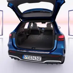 Maletero abierto del Mercedes EQA, mostrando su amplitud. Las dimensiones del Mercedes EQA son ideales para tu día a día.