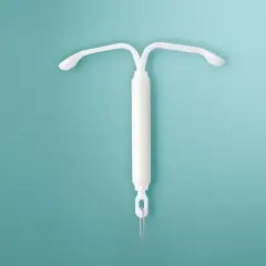 DIU blanco en forma de T, listo para retirar. Considera los posibles efectos secundarios.