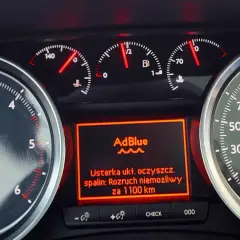 Deska rozdzielcza samochodu Peugeot 508 z wyświetlonym komunikatem o usterce układu oczyszczania spalin i AdBlue.