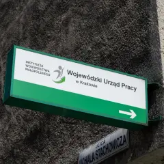 Tablica "Wojewódzki Urząd Pracy w Krakowie" informuje, komu nie przysługuje zasiłek dla bezrobotnych.