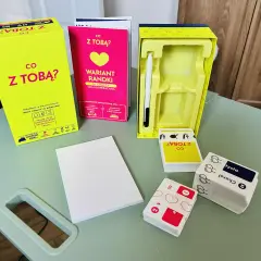 Gra "Co z Tobą?" w wersji kooperacyjnej i imprezowej. Zestaw zawiera karty, pisak i instrukcję. Idealna na spotkania towarzyskie.