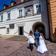 Rodzina w drodze na komunię. Piękny dzień, idealne miejsce, gdzie zrobić komunię.