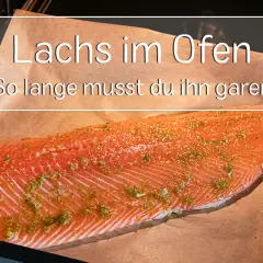 Rohe Lachsseite mit Kräutern mariniert, bereit für den Backofen. Perfekt für ein gesundes Abendessen.