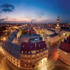 Wieczorny widok na Opole z ratuszem i kanałem. Idealne miejsce na wycieczki weekendowe z Opola, pełne urokliwych kamienic i świateł.