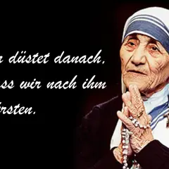 Mutter Teresa, deren Lebenslauf kurz und prägnant ist, mit betenden Händen und einem Rosenkranz. Ein Zitat über Durst.