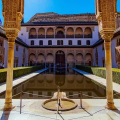Cortile dell'Alhambra con piscina riflettente, un must per cosa vedere a Granada in 2 giorni.