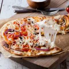 Pyszna pizza 32 cm z ciągnącym serem, pomidorkami i cebulą. Zastanawiasz się, ile gram ciasta na pizzę 32 cm? To idealna porcja!