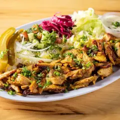 En tallrik med saftig kyckling shawarma, ris, sallad, pickles och en krämig sås. Perfekt för ett snabbt och gott shawarma recept.