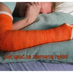 Osoba leży w łóżku z ręką w pomarańczowym gipsie. Tekst na poduszce pyta: "Jak spać z ręką w gipsie?".