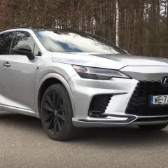 Srebrny Lexus RX500 z czarnymi felgami na tle lasu.