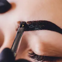Henna do brwi jako tatuaż? Poznaj ryzyko i bezpieczne alternatywy