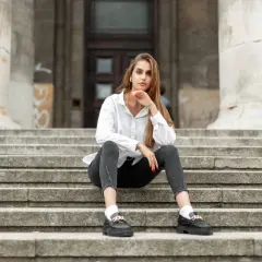 Jakie buty do szarych spodni damskich - idealne połączenia stylowe