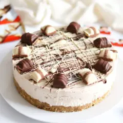 Wyobraź sobie 10 najlepszych ciast, a zobaczysz ten sernik Kinder Bueno! Kremowy, z polewą i kawałkami czekolady.
