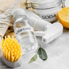 Butelka z octem, soda, cytryna i szczotka do czyszczenia. Czy ocet odtłuszcza? Naturalne środki czystości.