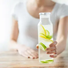Erfrischendes Wasser mit Zitrone und Gurke für einen gesunden Detox Day.