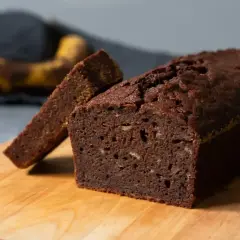 En saftig banankaka i långpanna, perfekt för fikat. En bit är redan skuren.