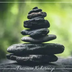 Kamienna wieża symbolizuje poczucie koherencji, równowagę i spokój w otoczeniu natury.