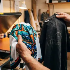 Un t-shirt avec un motif all over coloré est comparé à un t-shirt gris usé, prêt pour l'impression.