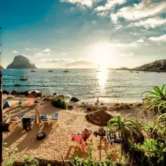 Ile trwa lot na Ibizę? Sprawdź, co musisz wiedzieć o przelotach