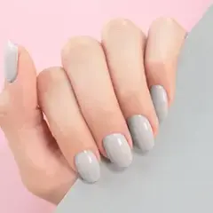 Jak długo trzyma się manicure tytanowy? Odkryj jego trwałość i pielęgnację