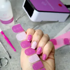 Zastanawiasz się, czym zastąpić klej do folii transferowej? Zobacz, jak łatwo uzyskać efektowny manicure z gotowymi naklejkami!