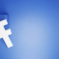Biała litera "f" na niebieskim tle, symbolizuje Facebooka. Dowiedz się, jak odzyskać konto na FB, gdy je stracisz.