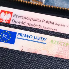 Portfel z polskim dowodem osobistym i prawem jazdy. Posiadanie bezterminowego prawa jazdy to wygoda na lata.