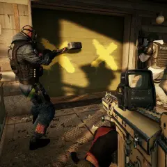 Spieler in Rainbow Six Siege mit Crossplay-Unterstützung bereiten sich auf den Kampf vor, während einer eine Wand mit gelben Kreuzen markiert.