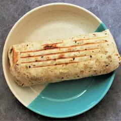 Kebab w tortilli: Ile kcal? Odkryj sekrety "fit" wyboru!