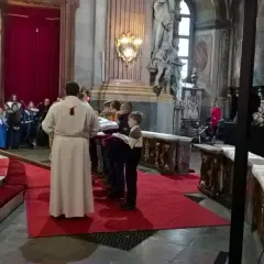 Ile trwa majówka w kościele? Poznaj różnice w czasie trwania nabożeństw