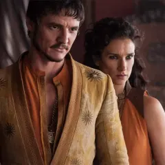 Pedro Pascal i Ellaria Sand i en scen från en av hans filmer.