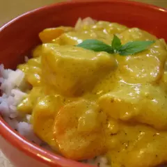 Miseczka ryżu z aromatycznym, kremowym curry. Na wierzchu listek mięty dodaje świeżości.