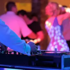 Ile kosztuje DJ na imprezę? Sprawdź ceny i kluczowe czynniki