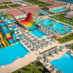 Rajski aquapark z mnóstwem zjeżdżalni i basenów. Wiele osób szuka hawaii paradise aqua park resort opinie, by zaplanować wakacje.