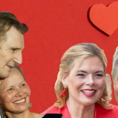 Liam Neeson und Pamela Anderson, ein Paar über 60, strahlen vor rotem Hintergrund. Daneben ein weiteres glückliches Paar.