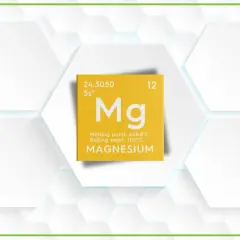 Żółta karta z symbolem pierwiastka Mg, jego masą atomową i temperaturami topnienia/wrzenia. To treonian magnezu, ważny dla zdrowia.